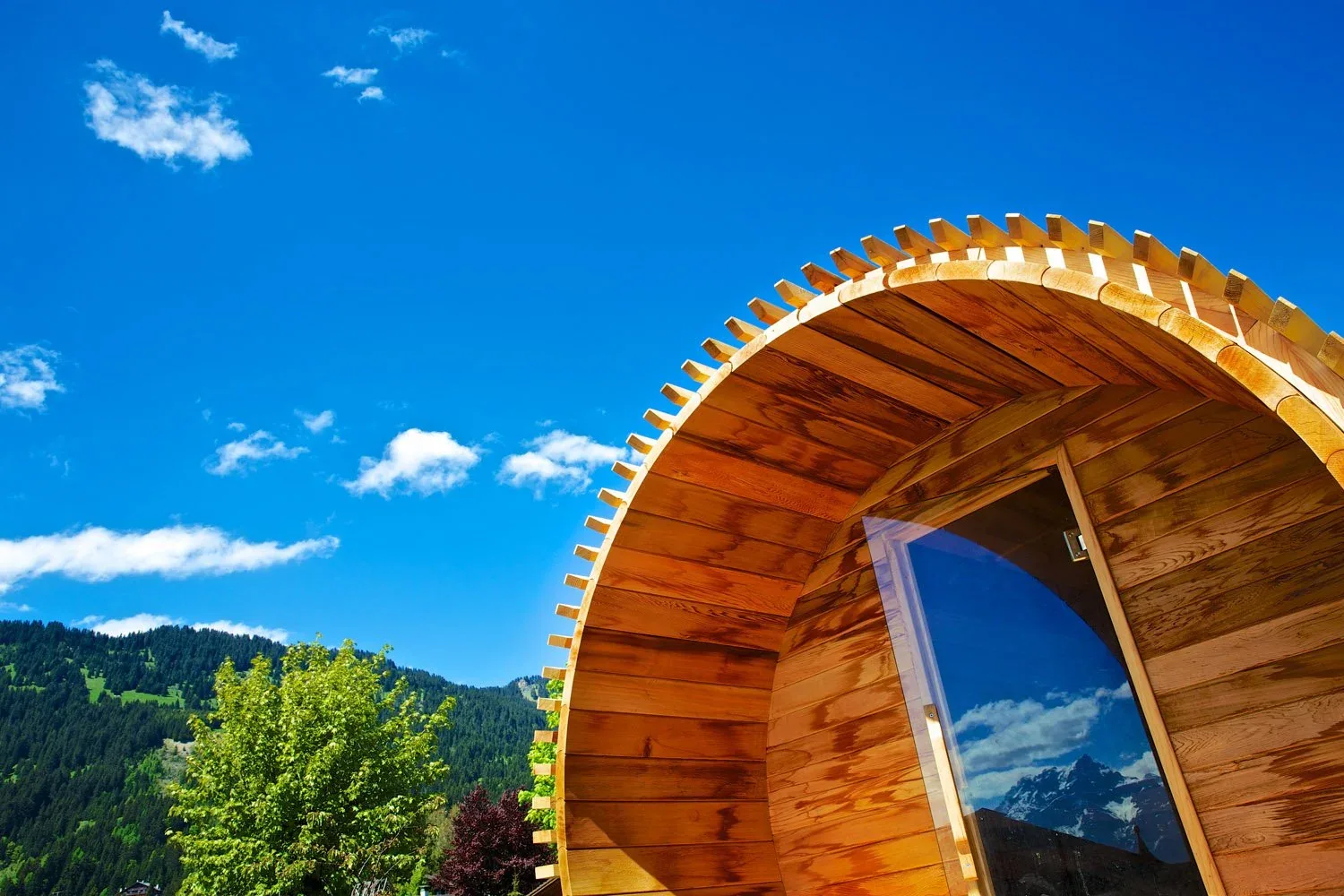 The barrel sauna framed by the Alps